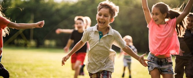 Niño pequeño protegido del calor en Puente Genil durante el verano — cuidados pediátricos