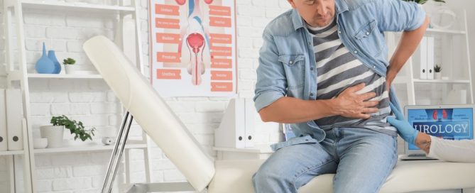 Paciente recibiendo atención urológica profesional en Clínica Creysade, Puente Genil