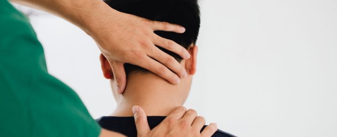 Fisioterapeuta en Clínica Creysade, Puente Genil, aplicando terapia manual en la espalda de un paciente para aliviar el dolor.